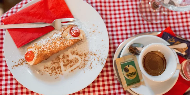 Originálny taliansky dezert Cannoli s kávou alebo horúca čokoláda s ovocím
