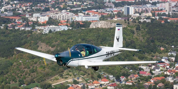Zážitkový let až pre 3 osoby so skúseným inštruktorom a možnosťou pilotovania - let rýchlosťou až 200 km/h