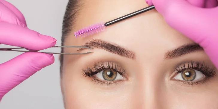 Prirodzený vzhľad vďaka lash liftingu a laminácii obočia alebo 3D mihalnice