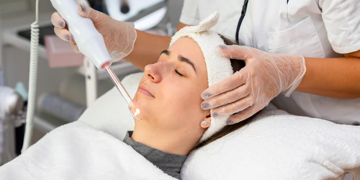Hydratačné ošetrenie, masáž tváre, inframaska, BB Glow či mikrodermabrázia pre vašu pleť