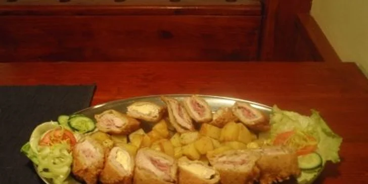 6,90 eur z plnené bravčové rezne s opekanými zemiakmi! Lahodné babičkine tajomstvo pre dvoch, so zľavou 50 %!