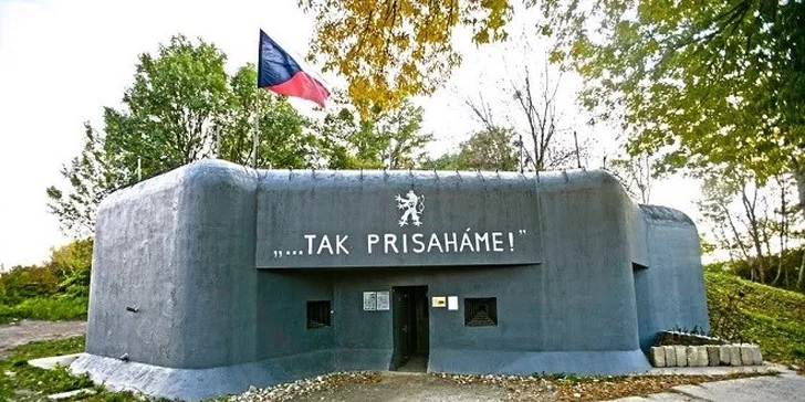Prehliadka vojenských bunkrov a jazda na historickom vozidle
