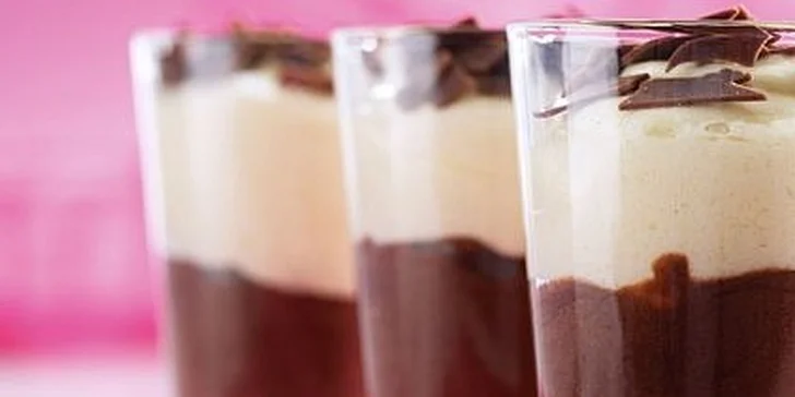 Horúci puding so šľahačkou a čokoládovou polevou s lahodnou presso kávou