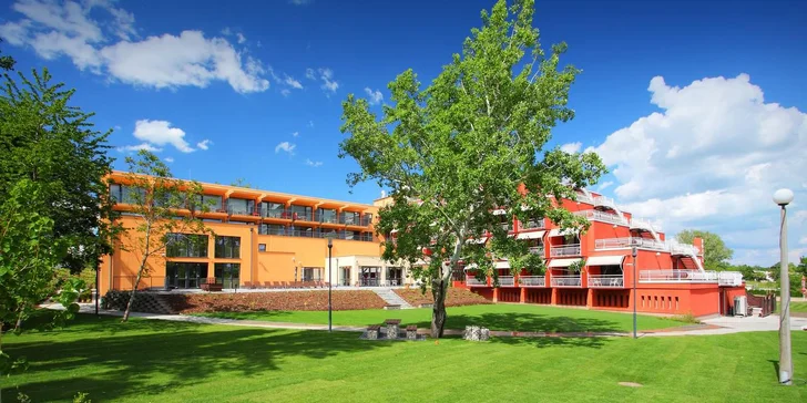Rodinný hotel pri krásnom Balatone: wellness a moderné izby s terasou