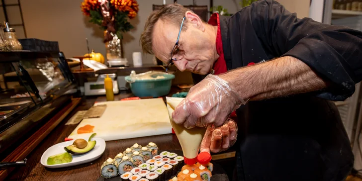 Zimný 34ks sushi set pre 2 osoby v reštaurácii SUSHIHANIL