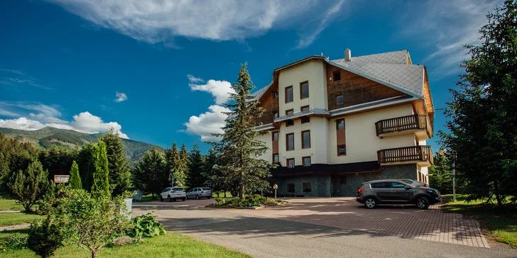 Pobyt v priestrannom štúdiu alebo apartmáne v Zuberci s exteriérovým mini wellness: v okolí hory i termálne pramene