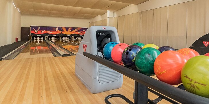 Hodina zábavy na bowlingu a biliarde pre 5 hráčov v Bowling Bar Malacky