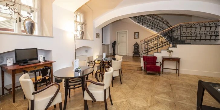 Pobyt v historickom centre Prahy: elegantný hotel, bohaté raňajky a fľaša vína