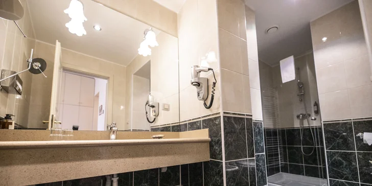 Pobyt v historickom centre Prahy: elegantný hotel, bohaté raňajky a fľaša vína