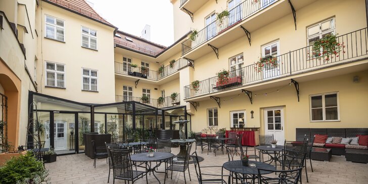 Pobyt v historickom centre Prahy: elegantný hotel, bohaté raňajky a fľaša vína