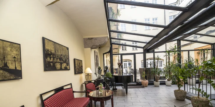 Pobyt v historickom centre Prahy: elegantný hotel, bohaté raňajky a fľaša vína
