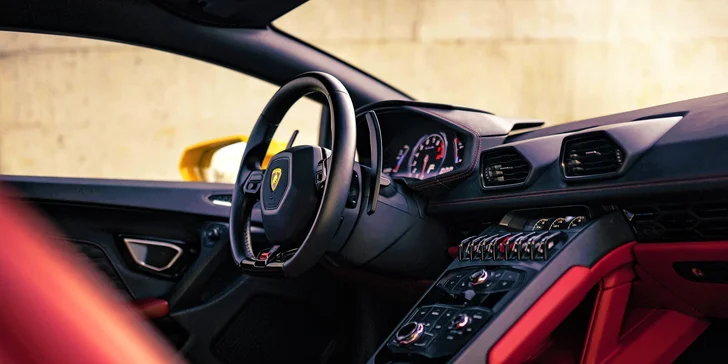 LAMBORGHINI, PORSCHE alebo FORD MUSTANG na veľkom pretekárskom okruhu v Brne alebo Moste: 1 až 5 kôl ako vodič či spolujazdec