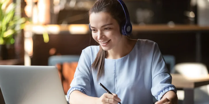 Vydláždite si cestu k úspechu s online kurzmi marketingu, manažmentu či IT