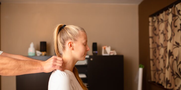 Využite služby chiropraktika a zbavte sa bolestí navždy: masáž v sede a trakcia na uvoľnenie chrbtice