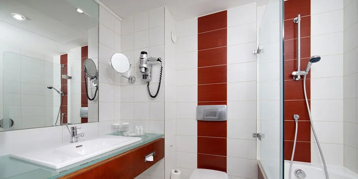 4* pohoda v Brne: raňajky alebo polpenzia, štýlové izby a zľava na vstup do vedeckého parku a aquaparku