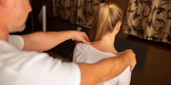 Využite služby chiropraktika a zbavte sa bolestí navždy: masáž v sede a trakcia na uvoľnenie chrbtice