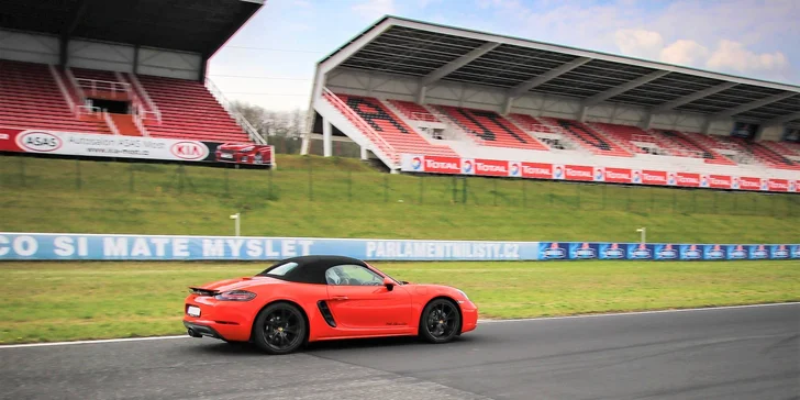 LAMBORGHINI, PORSCHE alebo FORD MUSTANG na veľkom pretekárskom okruhu v Brne alebo Moste: 1 až 5 kôl ako vodič či spolujazdec