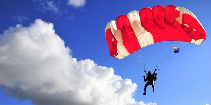 Zažite adrenalínový sólo zoskok s padákom z výšky 1200 metrov