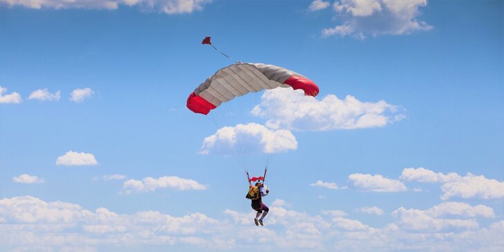 Skočte si po zážitok na celý život: tandemový alebo sólo zoskok z lietadla