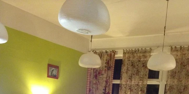 Horúci puding so šľahačkou a čokoládovou polevou s lahodnou presso kávou