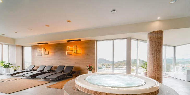 Wellness a výnimočná večera v panoramatickom Pancha Skybare na 10. poschodí hotela Holiday Inn pre 2 osoby