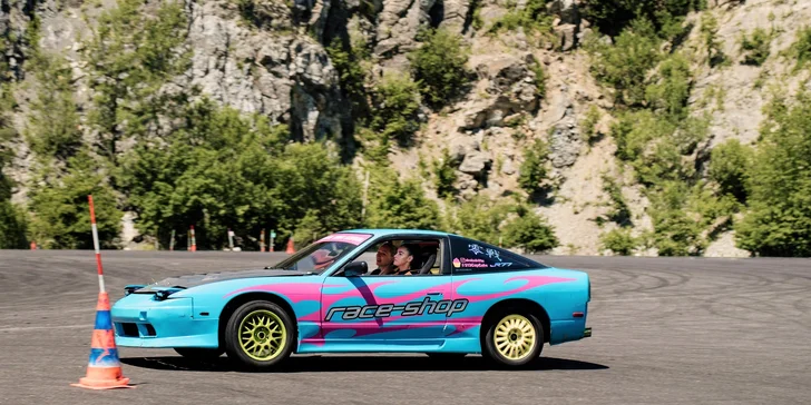 Zažite adrenalínovú LEKCIU DRIFTU s Lady Hoonigan na vozidle podľa vlastného výberu