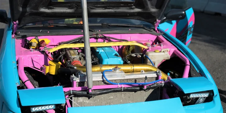 Zažite adrenalínovú LEKCIU DRIFTU s Lady Hoonigan na vozidle podľa vlastného výberu