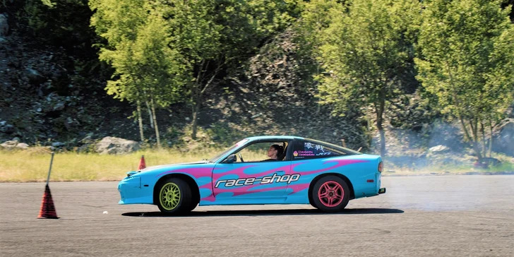 Zažite adrenalínovú LEKCIU DRIFTU s Lady Hoonigan na vozidle podľa vlastného výberu