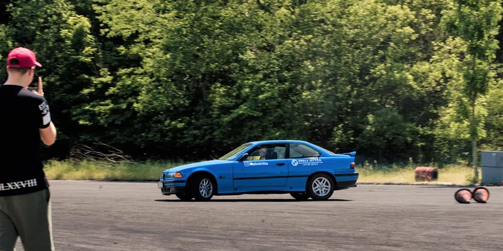 Zažite adrenalínovú LEKCIU DRIFTU s Lady Hoonigan na vozidle podľa vlastného výberu