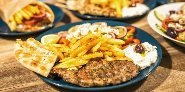 Voňavá porcia gréckych špecialít v centre mesta