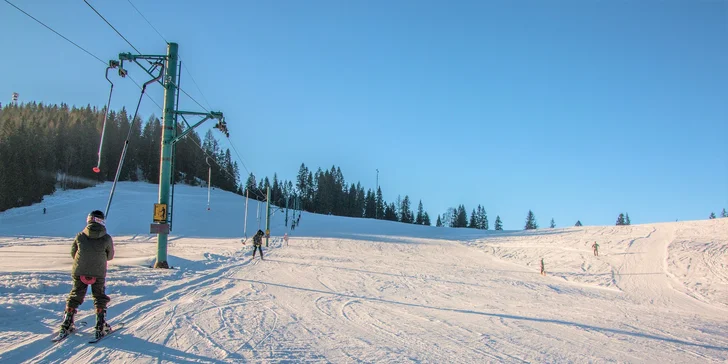 Užite si lyžovačku s celodenným skipasom pre deti aj dospelých v lyžiarskom stredisku SKI TAJA v Tatranskej Javorine