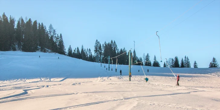 Užite si lyžovačku s celodenným skipasom pre deti aj dospelých v lyžiarskom stredisku SKI TAJA v Tatranskej Javorine