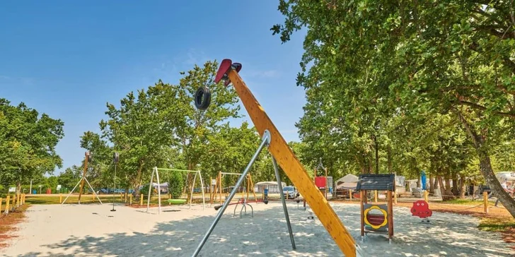 Dovolenka na pobreží chorvátskej Istrie: klimatizovaný a plne vybavený mobilný dom až pre 8 osôb s vonkajšími bazénmi