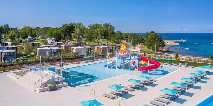 Dovolenka na pobreží chorvátskej Istrie: klimatizovaný a plne vybavený mobilný dom až pre 8 osôb s vonkajšími bazénmi