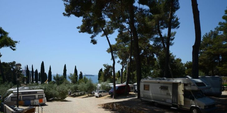 Užite si dovolenku v Chorvátsku: kemp s mobilnými domčekmi blízko pláže
