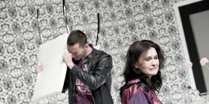 Divadelné predstavenie Siroty od Denissa Kellyho