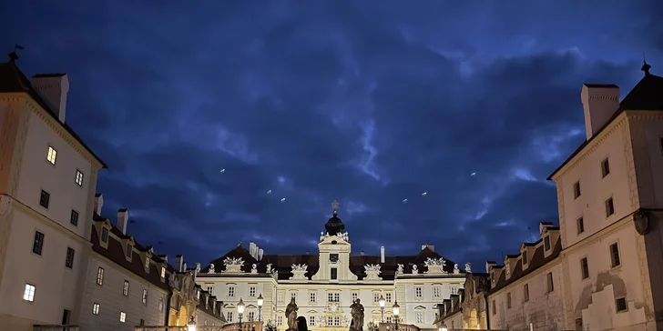 Luxusný rezort v centre Ledníc s výhľadom na zámok, raňajkami aj kúpeľmi
