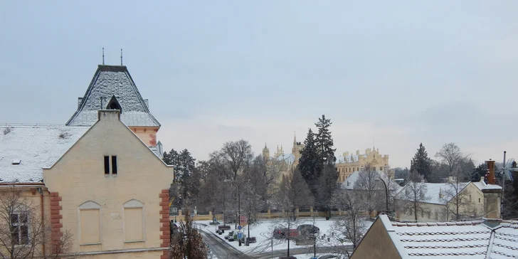 Luxusný rezort v centre Ledníc s výhľadom na zámok, raňajkami aj kúpeľmi