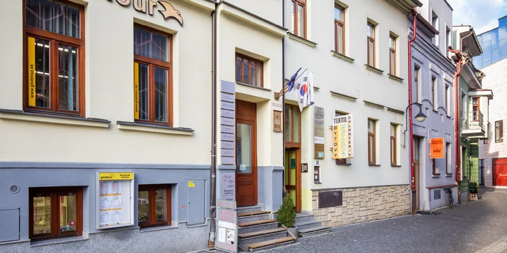 Manikúra, regenerácia nechtov, lakovanie gél lakom alebo gélové nechty