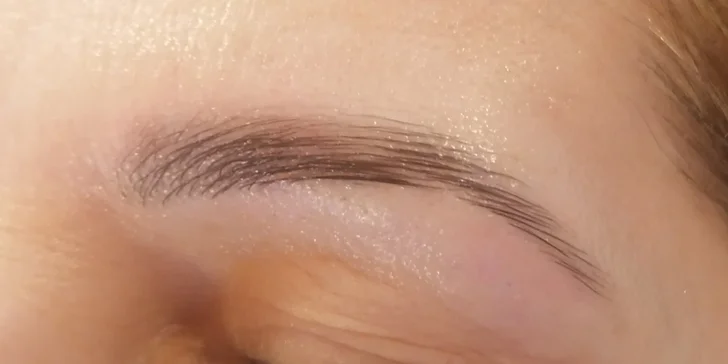 Prirodzene výrazné mihalnice s lash liftingom alebo laminácia obočia