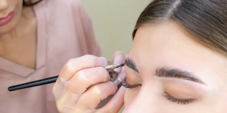 Zvýraznite svoje oči! Lash lift, 1D predĺženie mihalníc či laminácia obočia