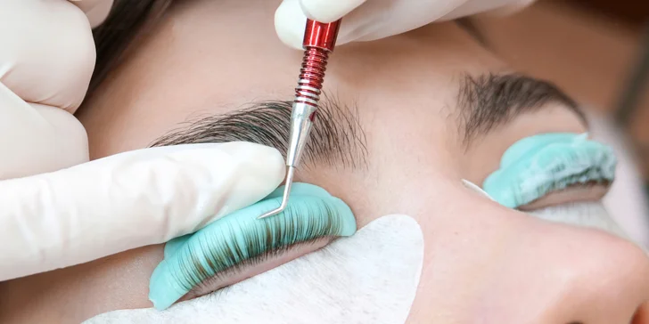 Zvýraznite svoje oči! Lash lift, 1D predĺženie mihalníc či laminácia obočia