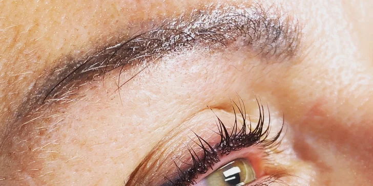 Zvýraznite svoje oči! Lash lift, 1D predĺženie mihalníc či laminácia obočia