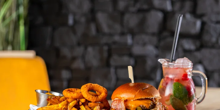 Poctivý slovenský burger s prílohou a limonádou v Konn Foodbar