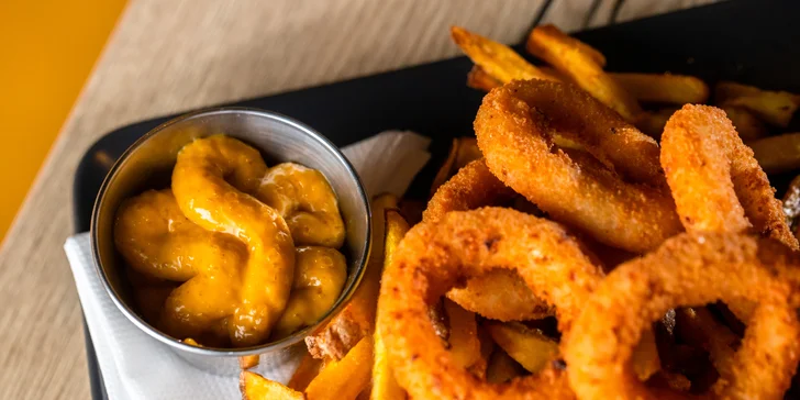 Poctivý slovenský burger s prílohou a limonádou v Konn Foodbar