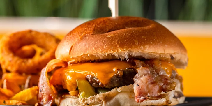 Poctivý slovenský burger s prílohou a limonádou v Konn Foodbar