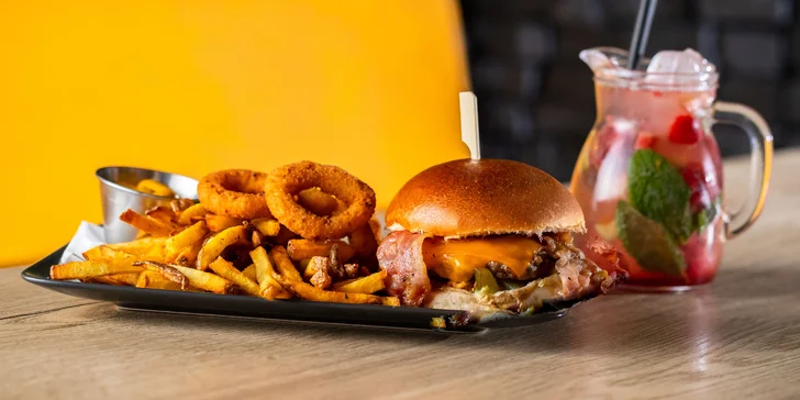 Poctivý slovenský burger s prílohou a limonádou v Konn Foodbar