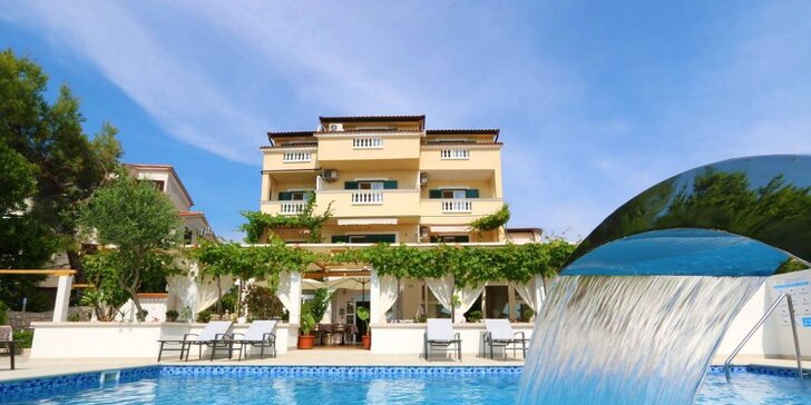 Rodinný penzión na ostrove Pag, len kúsok od pláže i promenády: izby s balkónmi, bazén s lehátkami