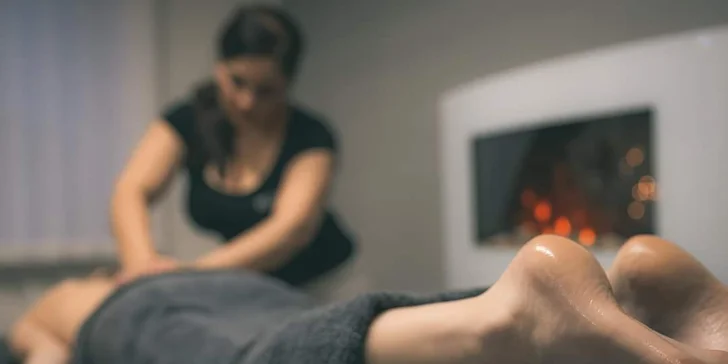 Relaxačná alebo reflexná masáž tela a chodidiel
