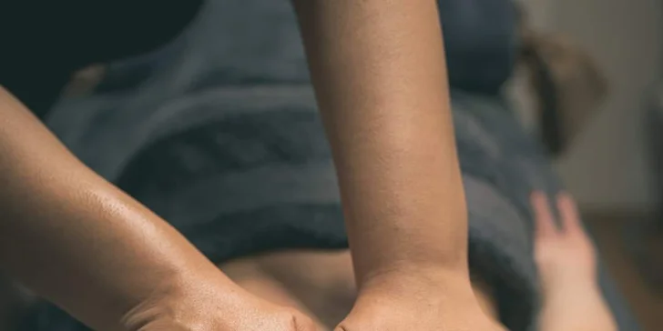 Relaxačná alebo reflexná masáž tela a chodidiel
